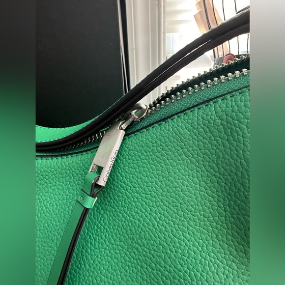 CALVIN KLEIN Beautiful Kelly Green shoulder bag 💚 - Picture 7 of 8